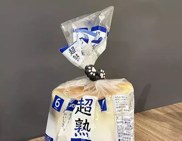 セリアの『ケーブルバンド』を食パンの袋に巻くと癒やされる！　猫好きにはたまらない便利アイテム