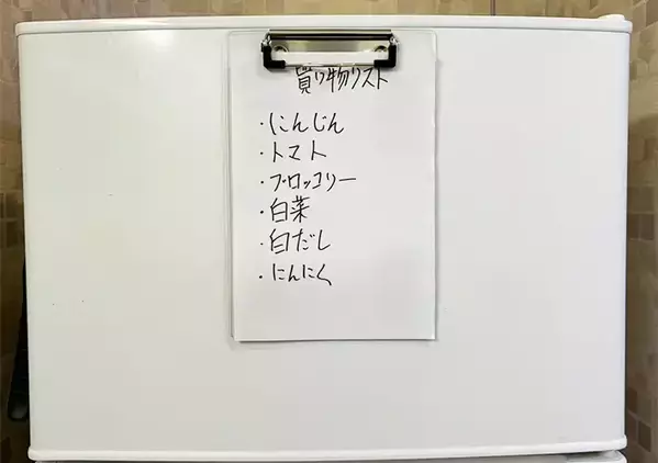 100均の『A5クリップボード』を台所で使用　じゃない使い方に「発想の勝利」「試してよかった」