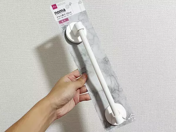 100均タオル掛けを『玄関ドアの下』に貼ると？　外出の悩みが解決する活用術【3選】