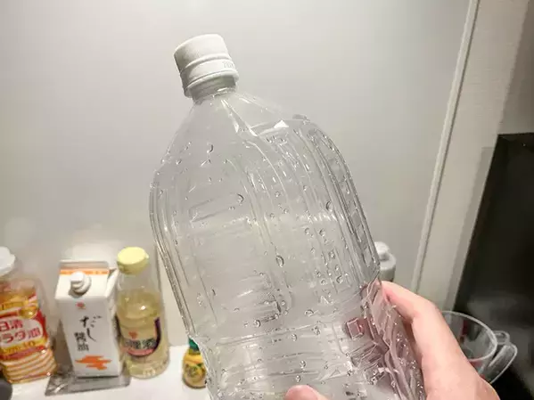 ペットボトルに『100均マグネット』を入れるだけで？　水切りの悩みが解決する『1分ワザ』