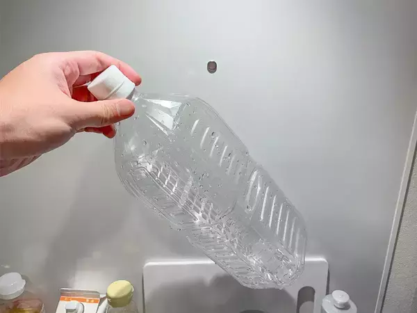 ペットボトルに『100均マグネット』を入れるだけで？　水切りの悩みが解決する『1分ワザ』
