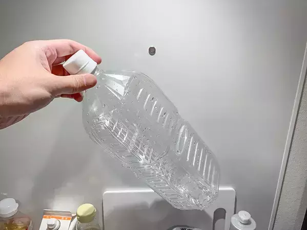 ペットボトルに『100均マグネット』を入れるだけで？　水切りの悩みが解決する『1分ワザ』