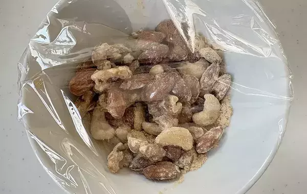 ナッツに『大さじ1杯ずつ』かけてみて　作業時間3分の一品が「ザクザクでおいしい」