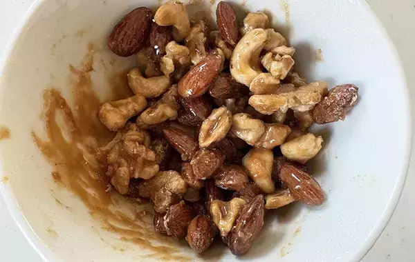 ナッツに『大さじ1杯ずつ』かけてみて　作業時間3分の一品が「ザクザクでおいしい」