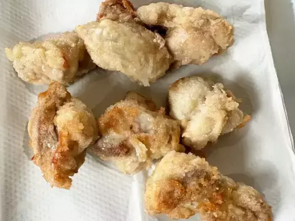 鶏モモ肉に『20g』まぶすだけ　下味いらずの唐揚げが「想像以上」「何個でもいける」