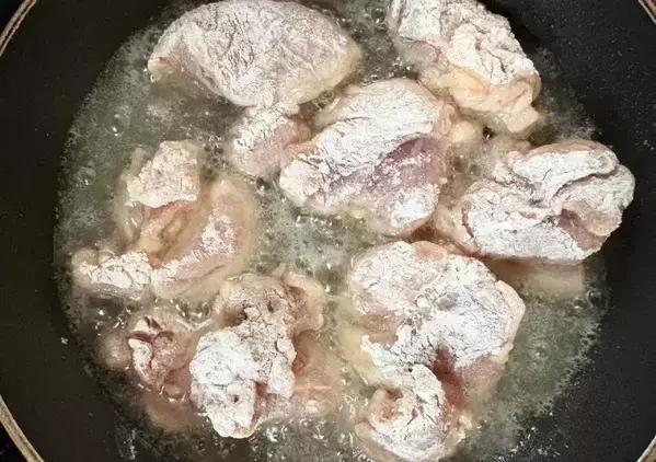 鶏モモ肉に『20g』まぶすだけ　下味いらずの唐揚げが「想像以上」「何個でもいける」