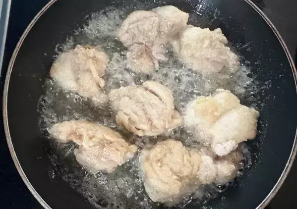 鶏モモ肉に『20g』まぶすだけ　下味いらずの唐揚げが「想像以上」「何個でもいける」