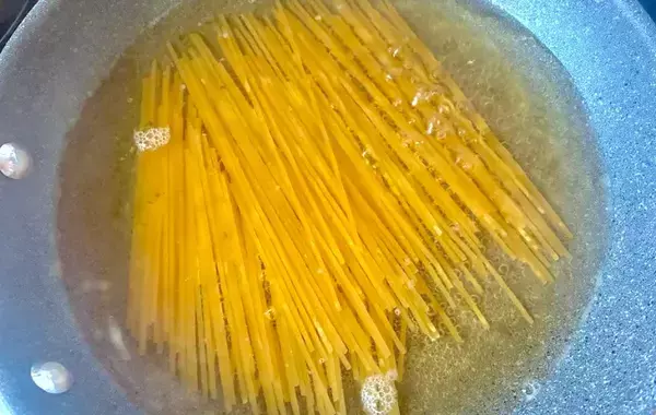パスタに『1袋』入れてゆでるだけ　だしの旨味で「具なしでもおいしい」「明日も作って」