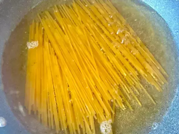 パスタに『1袋』入れてゆでるだけ　だしの旨味で「具なしでもおいしい」「明日も作って」
