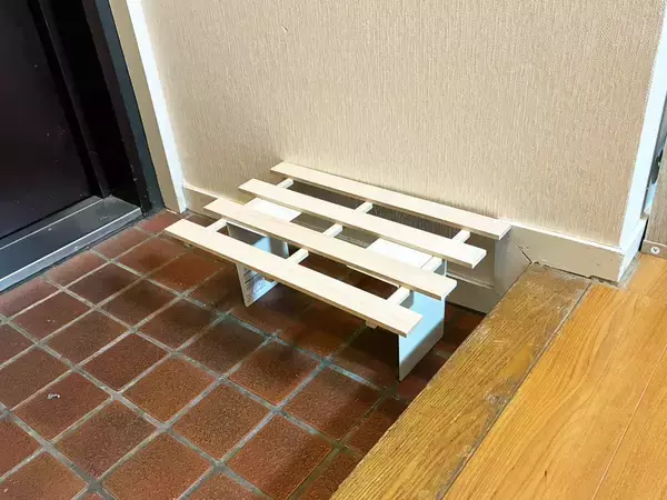 110円の『すのこ』に貼るだけ！　工具なしでできる玄関収納術【活用法4選】