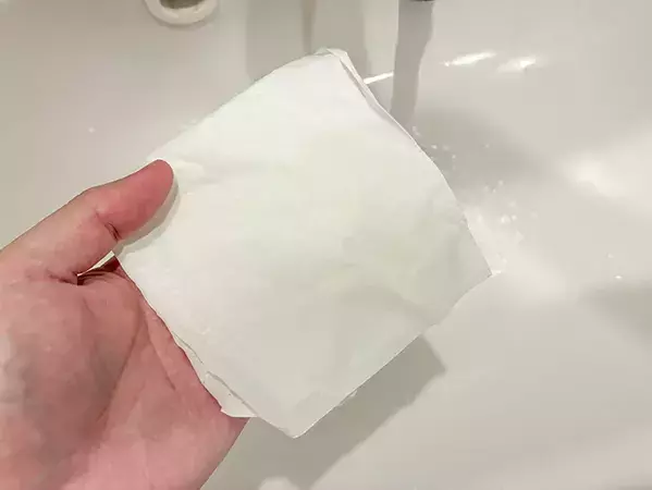 キッチンペーパーと割り箸を使って30秒！　お風呂レールの簡単掃除術