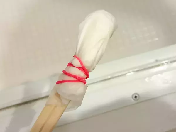 キッチンペーパーと割り箸を使って30秒！　お風呂レールの簡単掃除術