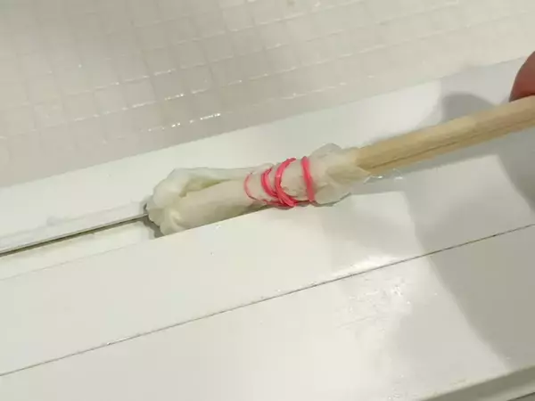 キッチンペーパーと割り箸を使って30秒！　お風呂レールの簡単掃除術