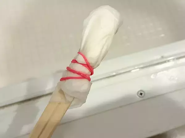 キッチンペーパーと割り箸を使って30秒！　お風呂レールの簡単掃除術