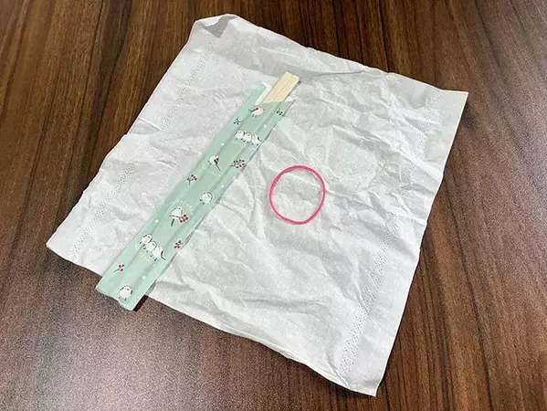 キッチンペーパーと割り箸を使って30秒！　お風呂レールの簡単掃除術