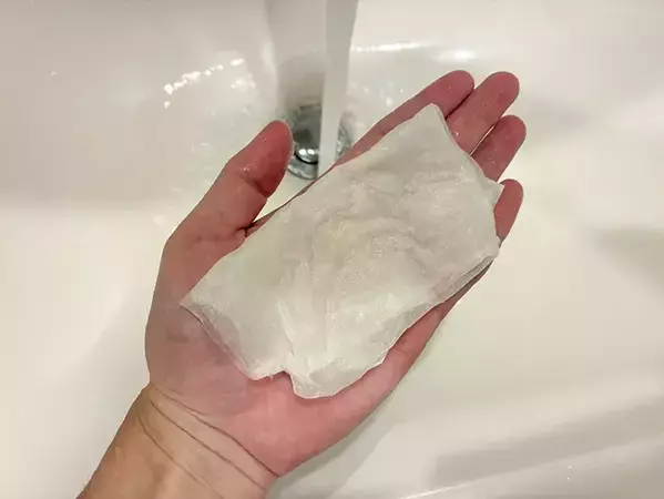 キッチンペーパーと割り箸を使って30秒！　お風呂レールの簡単掃除術