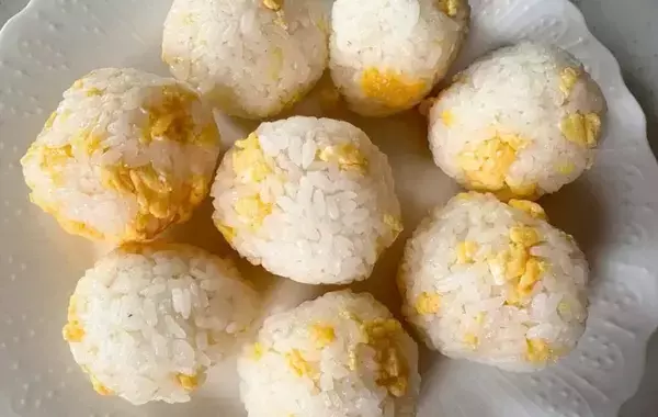 「娘がモリモリ食べた」卵2個を炒めてご飯に混ぜる！味の素発案の『おにぎり』