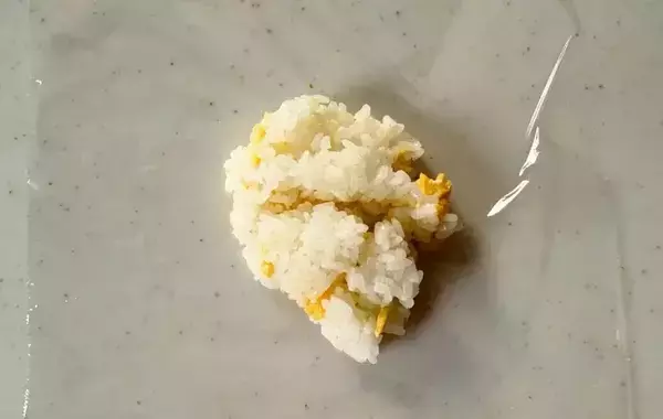 「娘がモリモリ食べた」卵2個を炒めてご飯に混ぜる！味の素発案の『おにぎり』