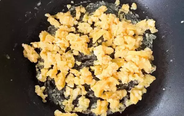 「娘がモリモリ食べた」卵2個を炒めてご飯に混ぜる！味の素発案の『おにぎり』