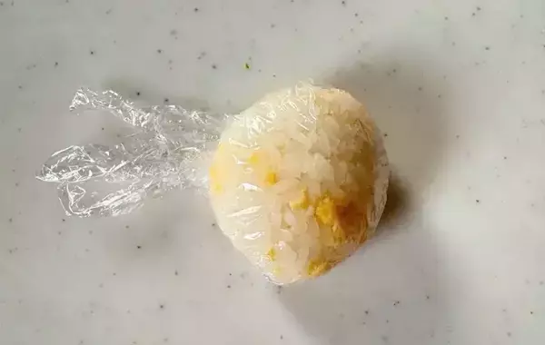 「娘がモリモリ食べた」卵2個を炒めてご飯に混ぜる！味の素発案の『おにぎり』