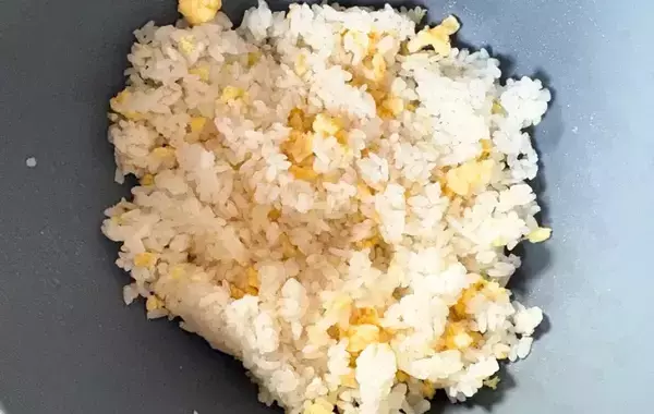 「娘がモリモリ食べた」卵2個を炒めてご飯に混ぜる！味の素発案の『おにぎり』