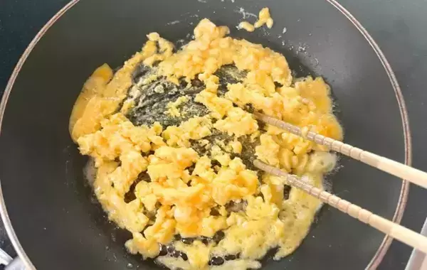 「娘がモリモリ食べた」卵2個を炒めてご飯に混ぜる！味の素発案の『おにぎり』