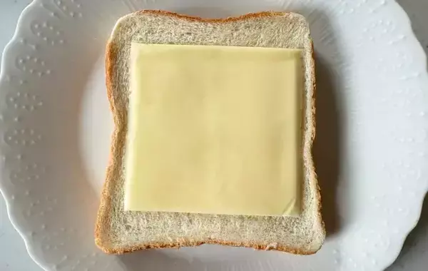 チーズトースト、そのまま食べないで！仕上げに大さじ2分の1杯かけるだけで「最高」