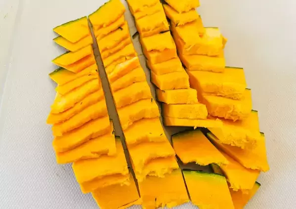 カボチャをレンチン2分！　夫も「やわらかいね」と驚いた簡単副菜の作り方