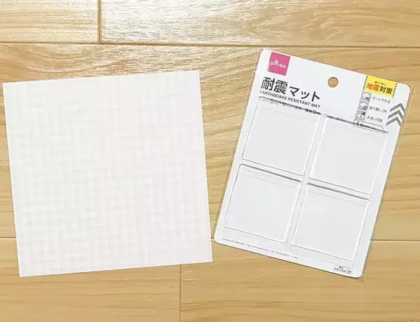 100均『耐震マット』を冷蔵庫にペタッ　おしゃれなマグネットに変身させる裏ワザ
