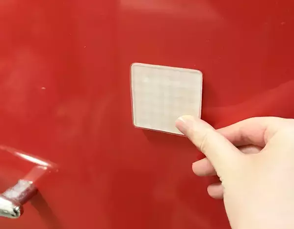 100均『耐震マット』を冷蔵庫にペタッ　おしゃれなマグネットに変身させる裏ワザ