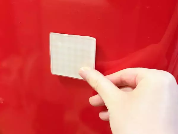 100均『耐震マット』を冷蔵庫にペタッ　おしゃれなマグネットに変身させる裏ワザ