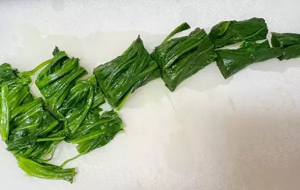 ほうれん草に『1缶』混ぜてみて！　ごま和えより喜ばれる10分レシピ