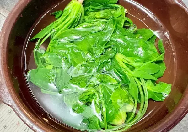 ほうれん草に『1缶』混ぜてみて！　ごま和えより喜ばれる10分レシピ