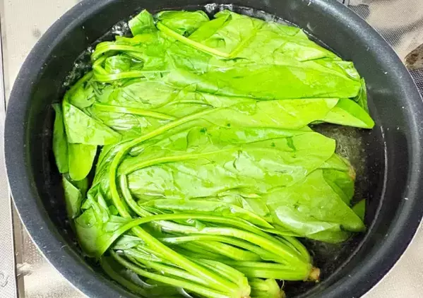 ほうれん草に『1缶』混ぜてみて！　ごま和えより喜ばれる10分レシピ