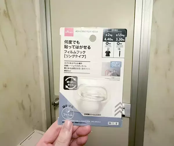 100均フィルムフックを『浴室のドア』に貼ると？　入浴後の悩みを解消するテク