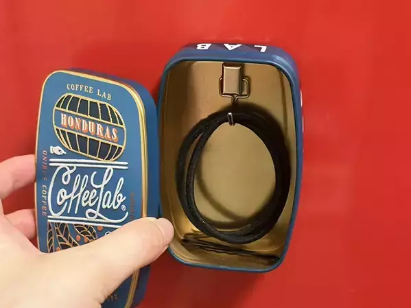 お菓子の空き缶には『マグネットフック』を使うと便利！　活用幅が広がるアイディア