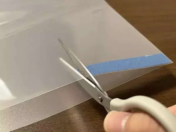 クリアファイルに『マスキングテープ』を貼って切ると？　できたものが、バッグに巻きつけて活躍！