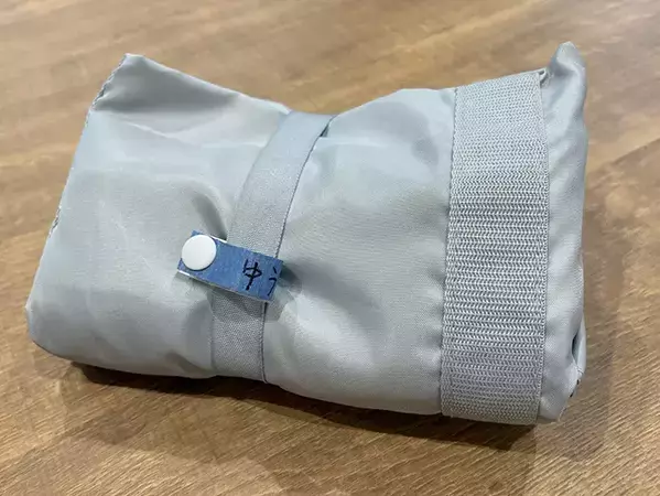 クリアファイルに『マスキングテープ』を貼って切ると？　できたものが、バッグに巻きつけて活躍！