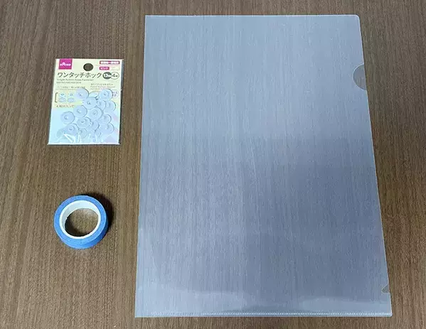 クリアファイルに『マスキングテープ』を貼って切ると？　できたものが、バッグに巻きつけて活躍！