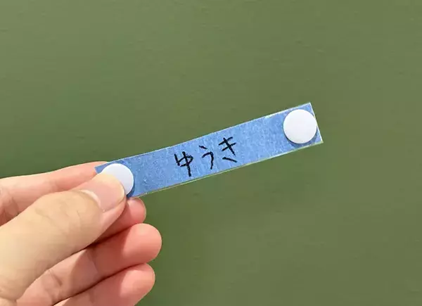 クリアファイルに『マスキングテープ』を貼って切ると？　できたものが、バッグに巻きつけて活躍！