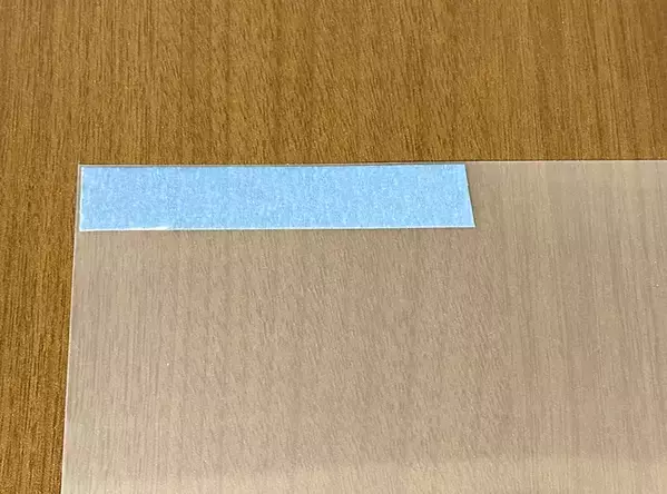 クリアファイルに『マスキングテープ』を貼って切ると？　できたものが、バッグに巻きつけて活躍！