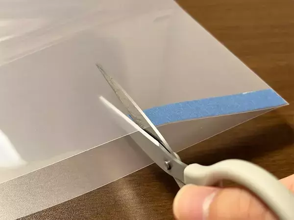クリアファイルに『マスキングテープ』を貼って切ると？　できたものが、バッグに巻きつけて活躍！