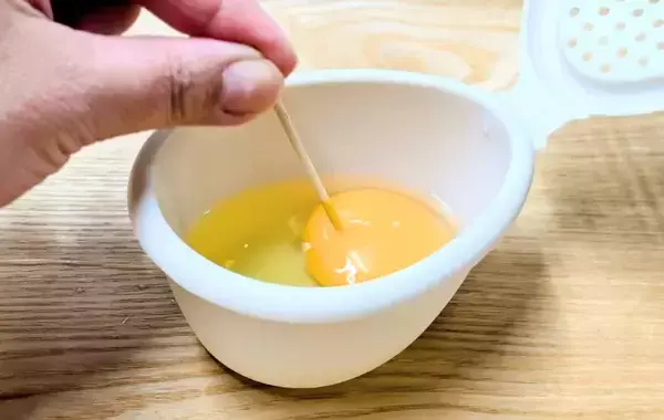 ダイソーの『フタ付きカップ』が優秀　卵と『大さじ2杯』入れて50秒温めると？