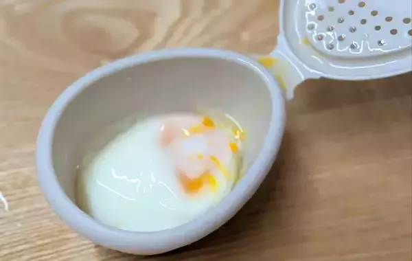 ダイソーの『フタ付きカップ』が優秀　卵と『大さじ2杯』入れて50秒温めると？