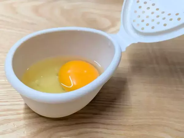 ダイソーの『フタ付きカップ』が優秀　卵と『大さじ2杯』入れて50秒温めると？