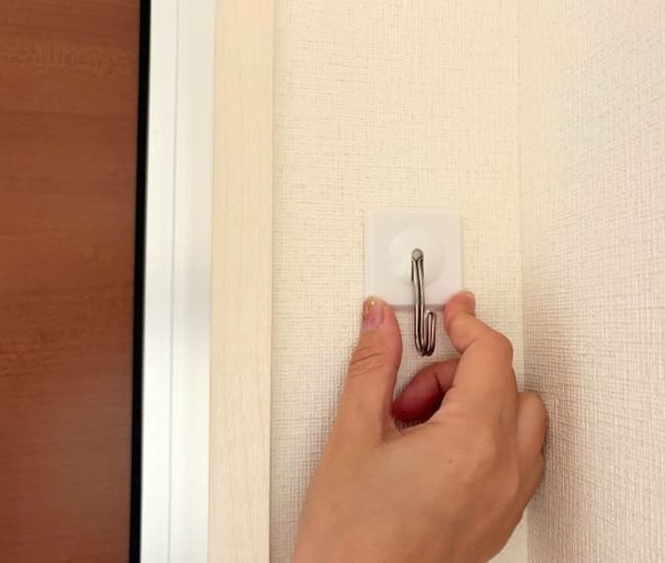玄関ドアにダイソーの『チェーン』を吊るすと？　小物がスッキリ片づく活用法