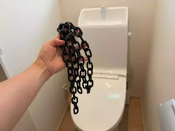 トイレの壁際に『カラーチェーン』を垂らすと？　試した結果に「やって正解！」