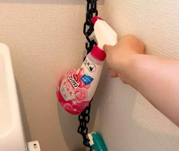 トイレの壁際に『カラーチェーン』を垂らすと？　試した結果に「やって正解！」