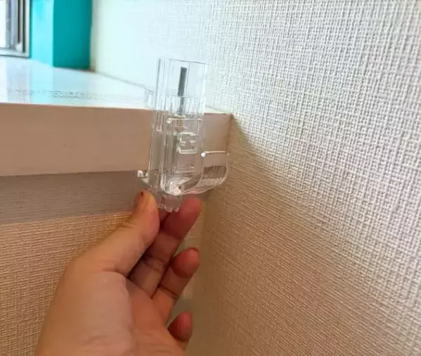 トイレの壁際に『カラーチェーン』を垂らすと？　試した結果に「やって正解！」