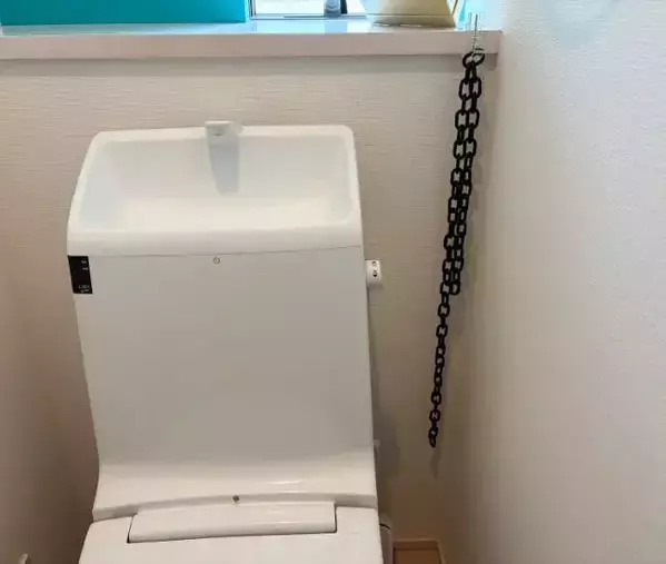 トイレの壁際に『カラーチェーン』を垂らすと？　試した結果に「やって正解！」